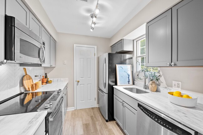 Building Photo - Luxurious 2 Bed 1 Bath Condo With Balcony ...