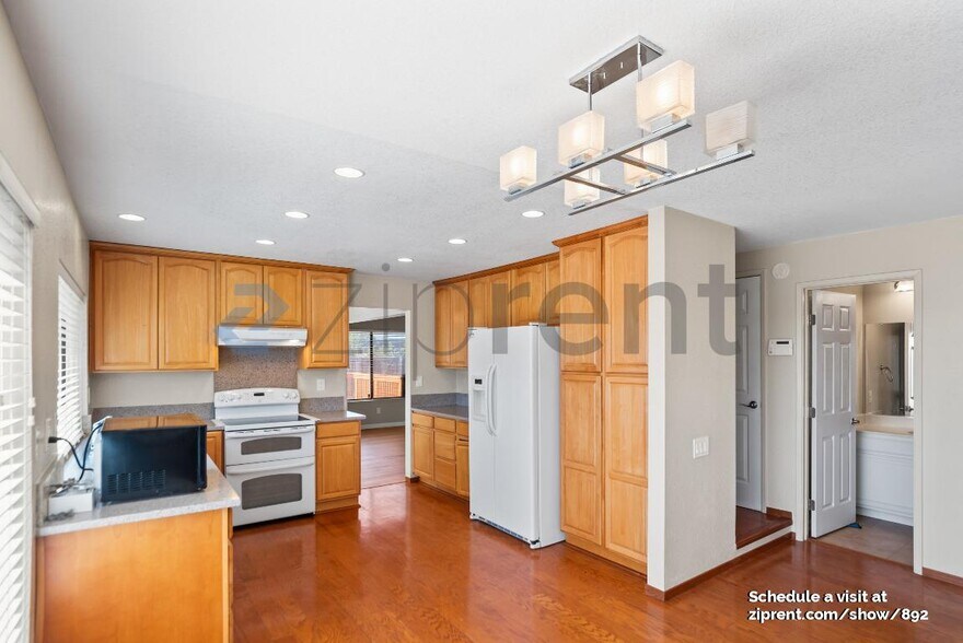 Building Photo - 3700 Hidden Springs Ct