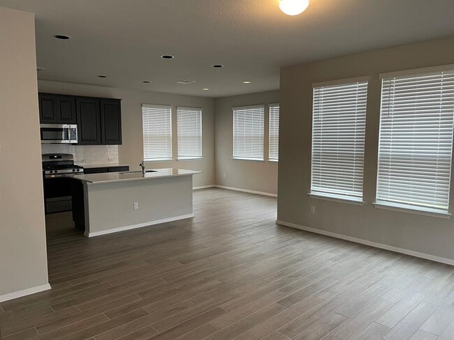 Building Photo - 100 Crescent St