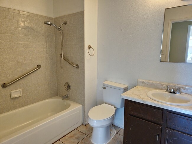 Building Photo - 3 bedroom/2 bath home for Rent