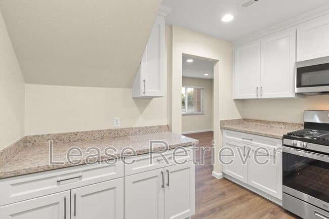 Building Photo - 990 Palm Cir