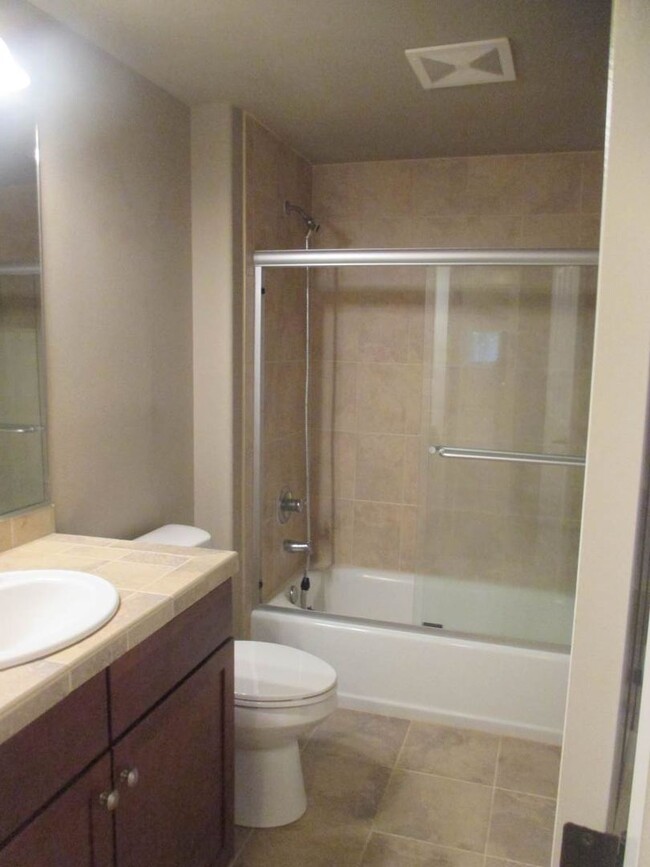 Building Photo - Lovely 3 Bedroom 2 bathroom lower level un...