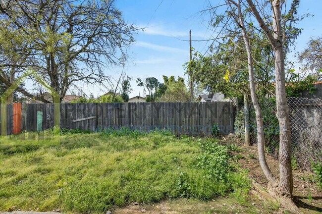 Building Photo - 3647 18th Ave