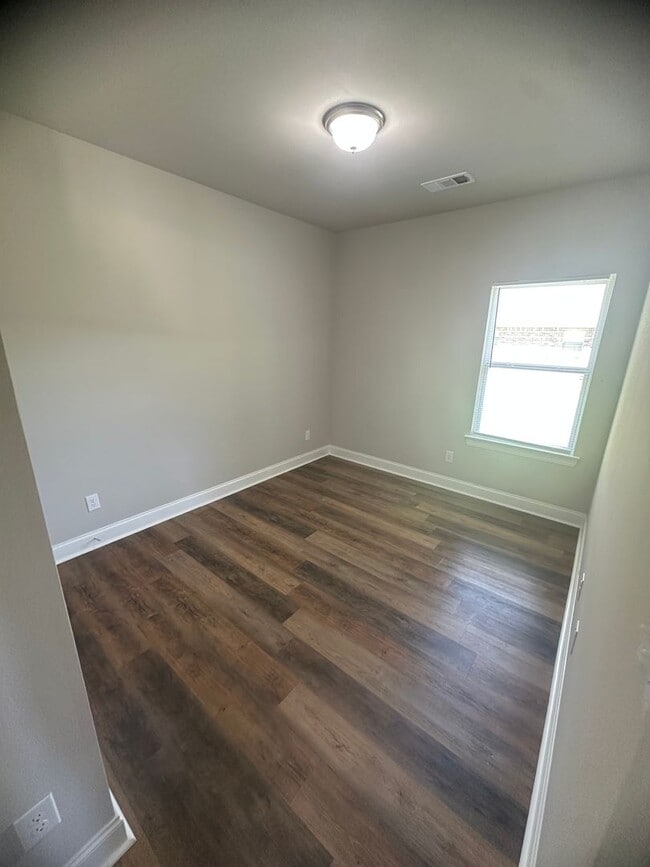 Building Photo - AVAILABLE NOW!