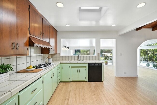 Building Photo - 8461 Valley Circle Blvd