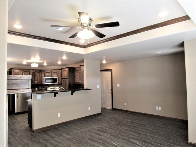 Building Photo - Like New!  3 bedroom 2 bath 2 car garage!