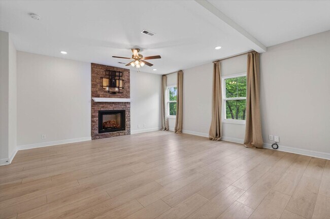 Building Photo - 4 Bedroom Pet Friendly Home For Rent with Club House, Comm. Pool, & Comm Gym Access!