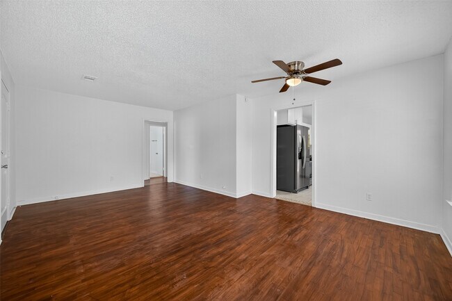 Building Photo - 7021 Oleander Ln