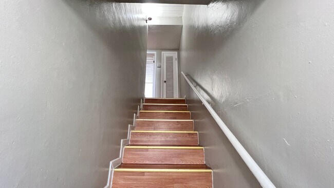 Building Photo - Lovely 2 Bedroom, 1 Bathroom Home in the G...