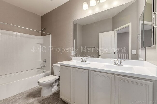 Building Photo - 1367 S Country Club Dr