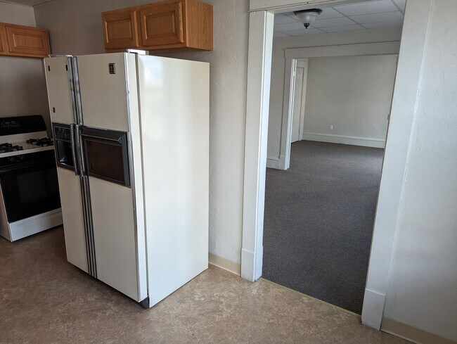 Building Photo - 220-2 Lloyd St