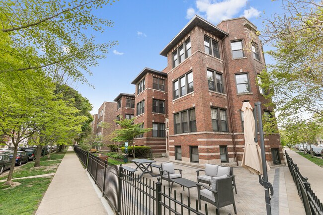 Primary Photo - 7663 N Rogers Ave