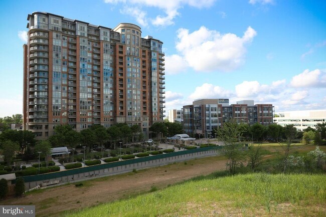 Building Photo - 8220 Crestwood Heights Dr