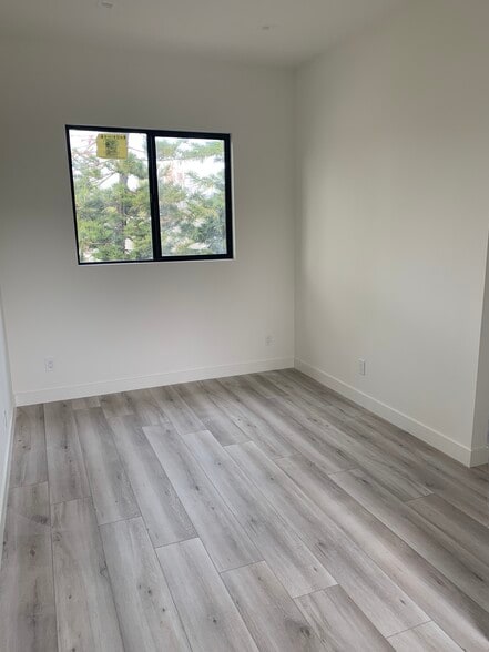 Den/office space - 20344 Lorne St