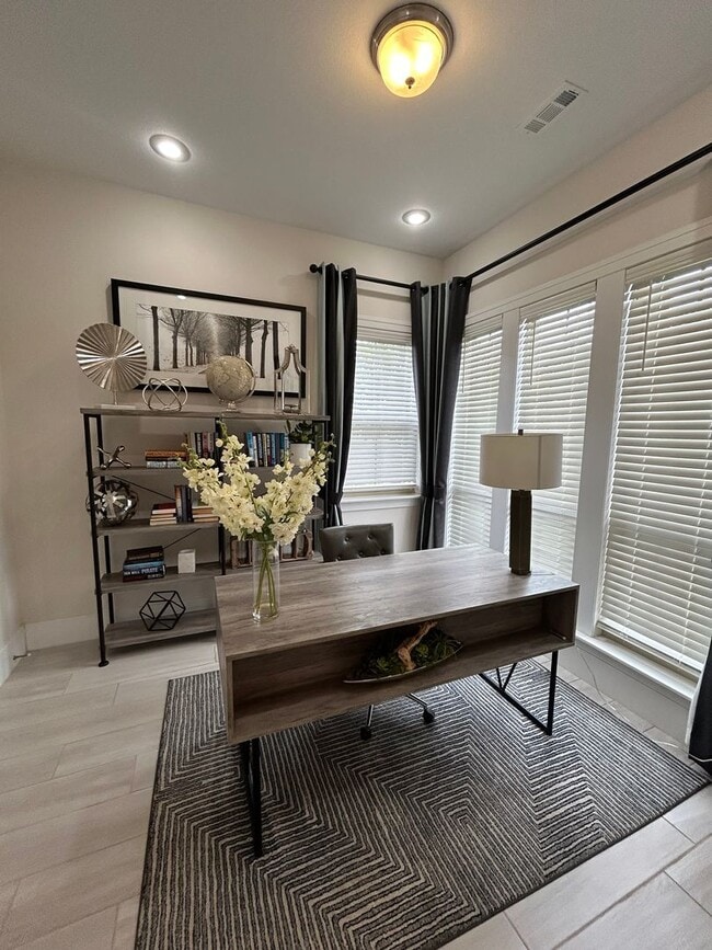 Building Photo - Fully Furnished Stylish 4-Bedroom Home in ...