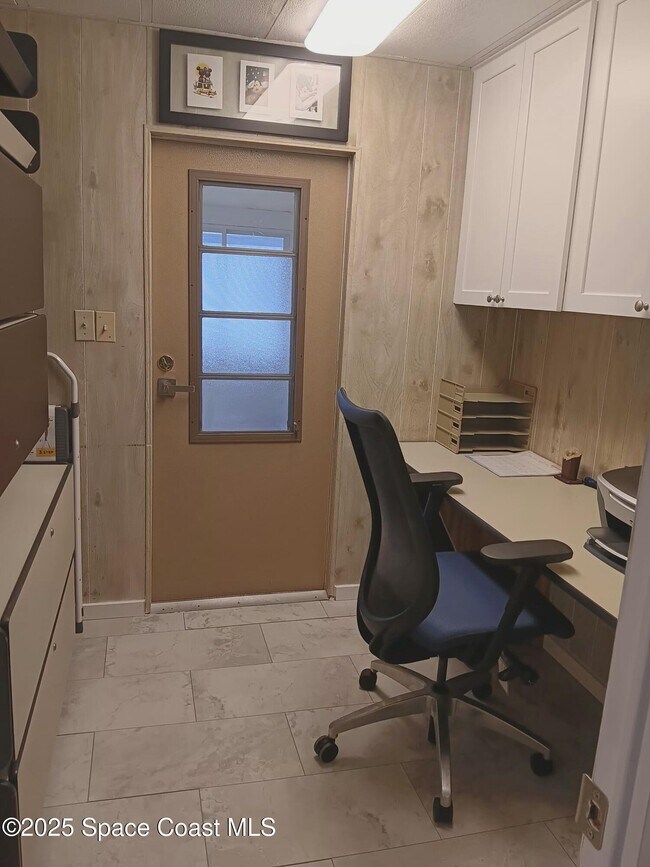 Building Photo - 621 Hyacinth Cir