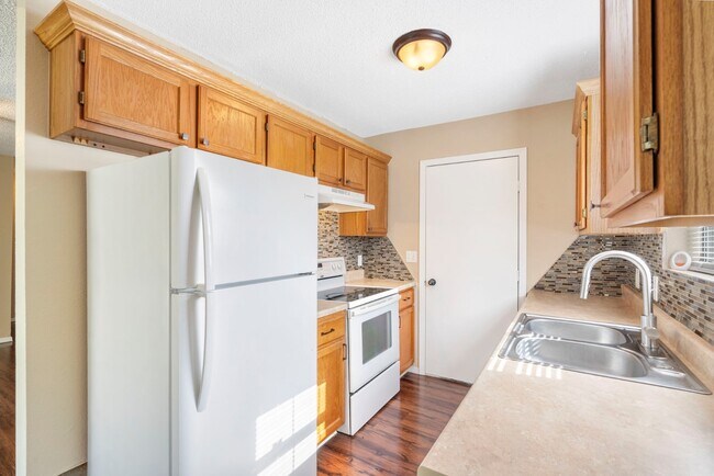 Building Photo - 1621 N Hillcrest Ave