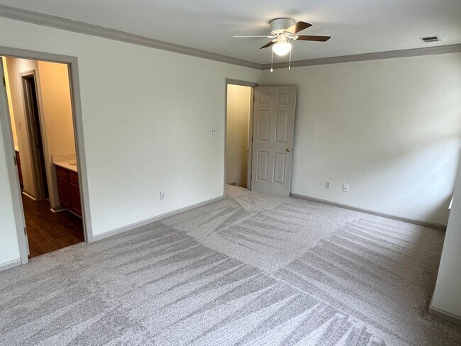 Building Photo - Refreshed 2 Bed Townhome in South Charlott...