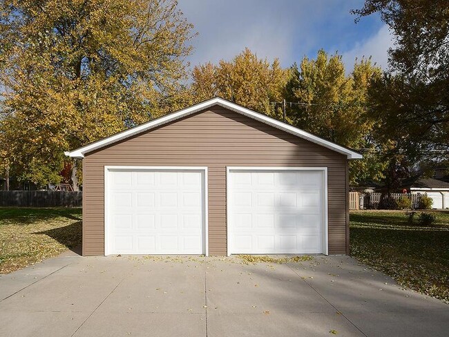 Building Photo - 405 E 5th St