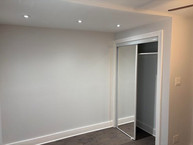 Building Photo - Modern 2- Story Townhome with Fenced in Ba...