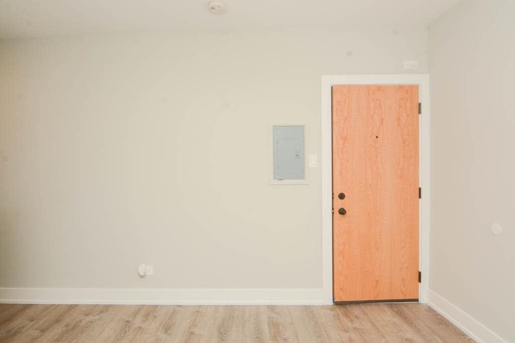 Building Photo - 553 W Belmont Ave