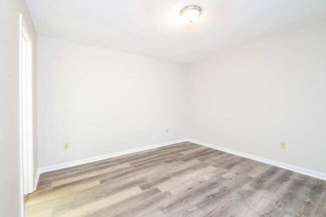 Building Photo - 5825 Lynnfield Cove