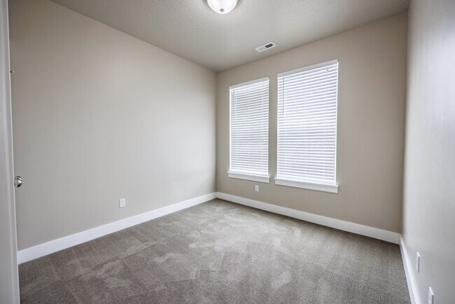 Building Photo - 972 S High Ridge Dr