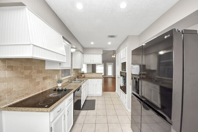 Building Photo - 15739 Oak Mountain Dr