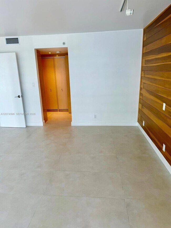 Building Photo - 2025 Brickell Ave