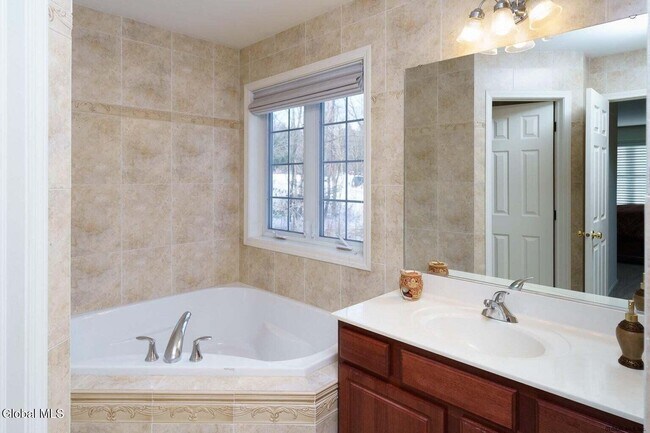 Building Photo - 7 Clearwater Ct