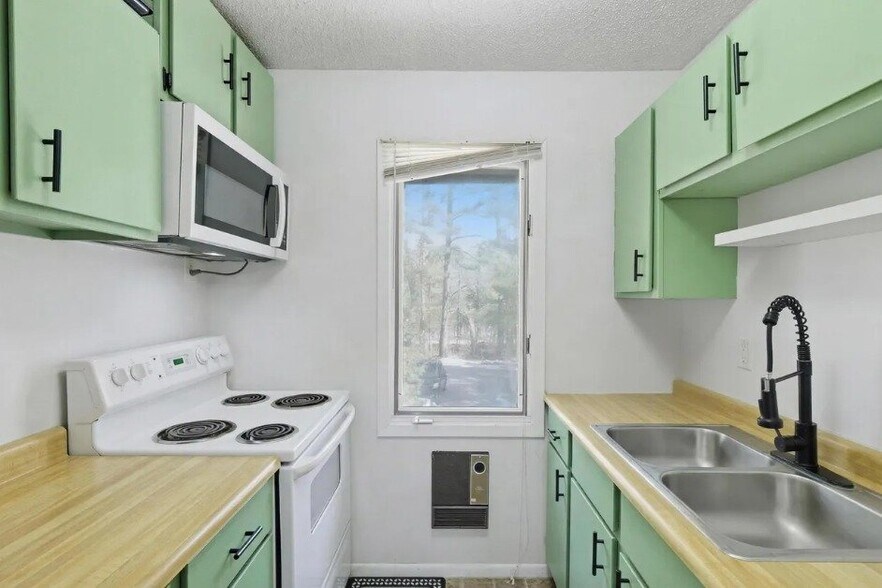 Building Photo - 6 Spruce Trail