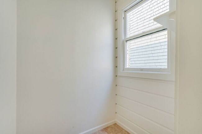 Building Photo - Top Floor Presidio Heights 1BD/1BA. On-sit...