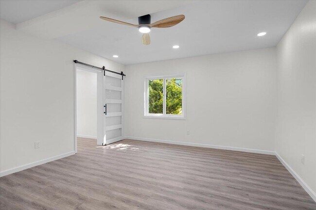 Building Photo - 400 Talaflo St