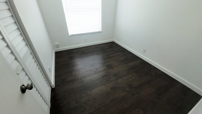 Building Photo - 135 Village Cir