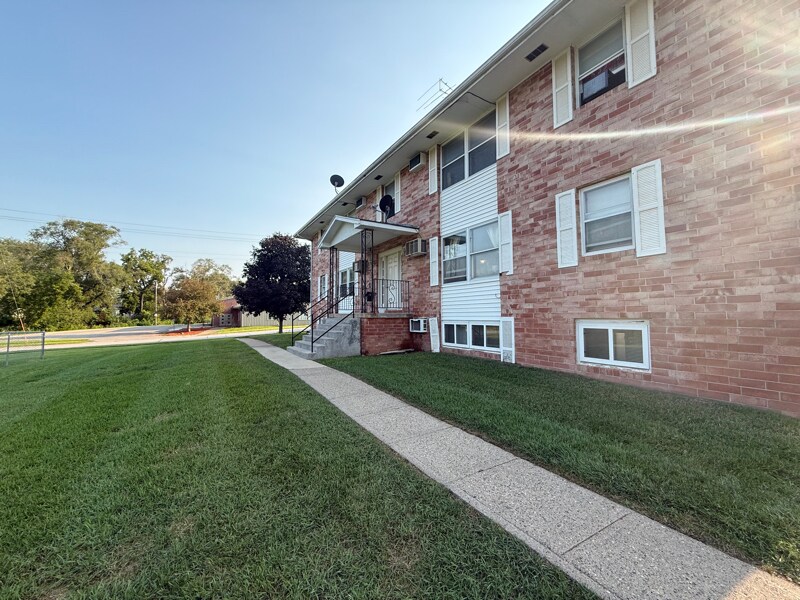 Building Photo - 704 E 14th St