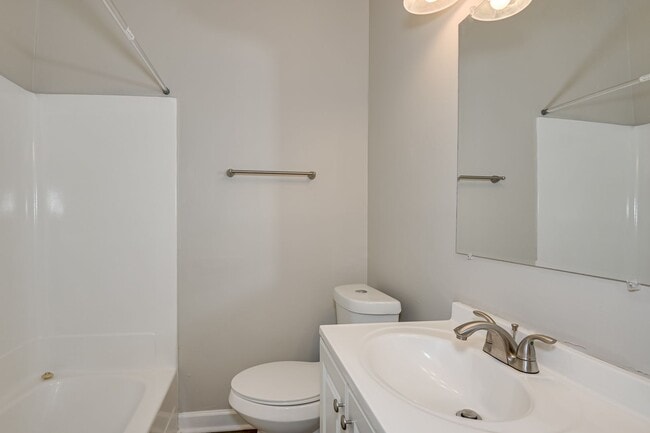 Building Photo - Charming 2-Bed with Spacious Living - PET ...