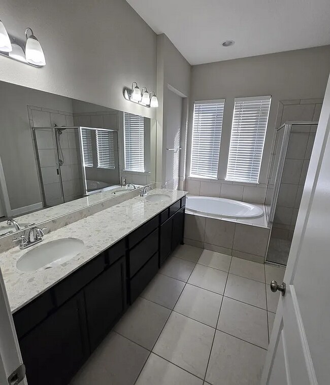 Building Photo - Stunning Waterfront 4/3 in Middleburg