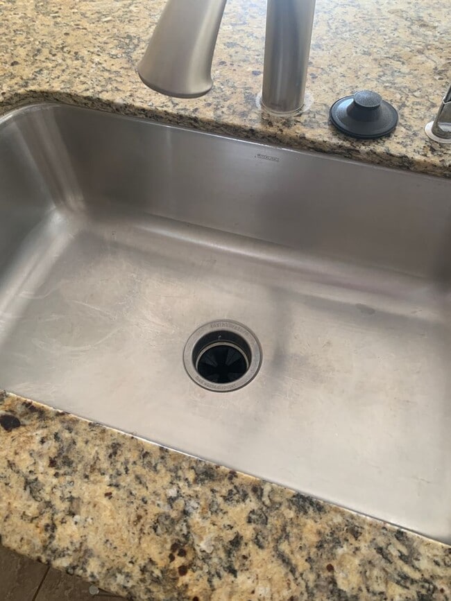 Building Photo - Upgraded Townhome