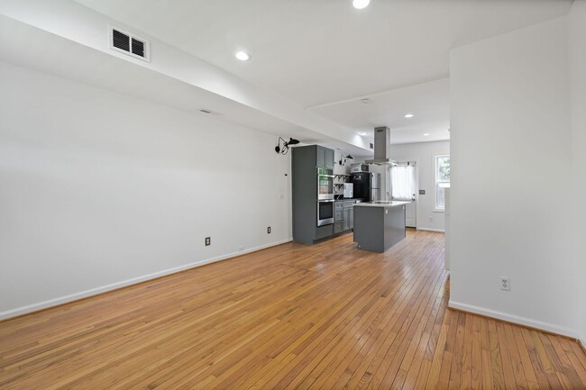 Building Photo - Available Now! 2 Bed 1.5 Bath Between Navy...