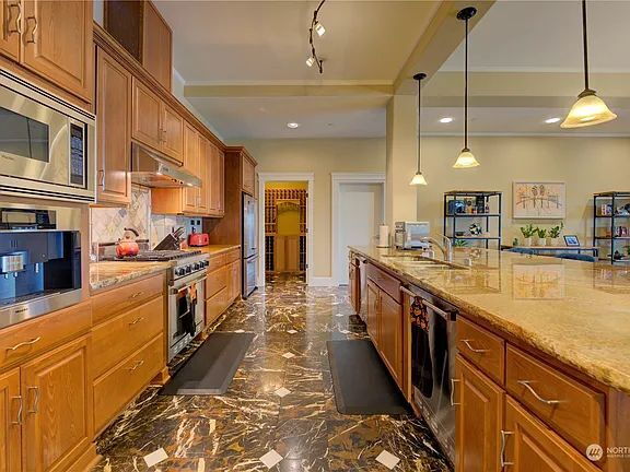 Building Photo - "Spacious 2-Bed, 3-Bath Sanctuary in Tacoma's Heart – 3,243 Sq Ft of Luxury Living!"