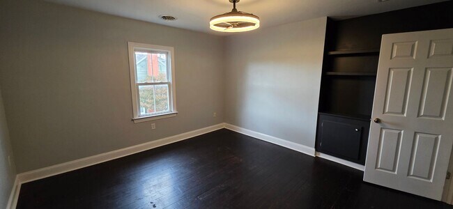 Building Photo - Charming Second-Floor Apartment Apatrtment...