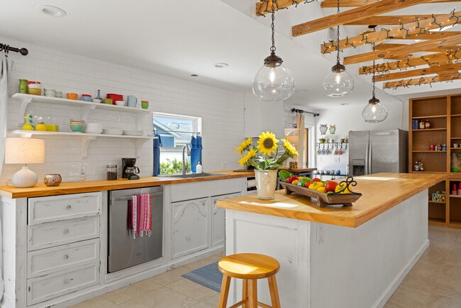 Building Photo - 425 10th Ave