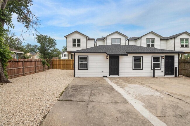 Building Photo - 306-40th 1/2 E 40th 1/2 St