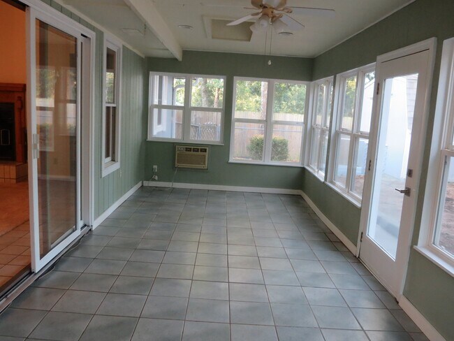 Building Photo - 17 Constance Cir