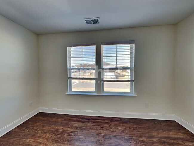 Building Photo - 2000 Bennett Dr