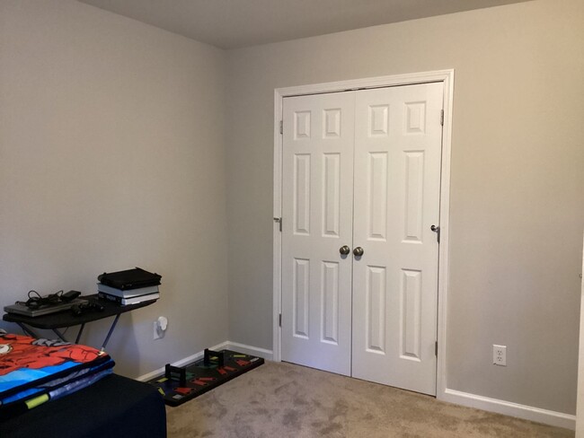 Building Photo - Gorgeous Four Bedroom Home in Northeast Co...