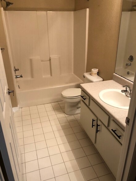 Building Photo - 5475 Vineland Rd