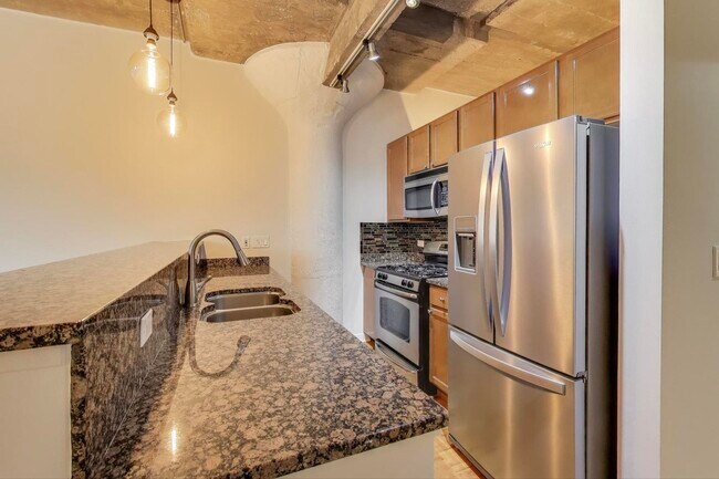 Building Photo - 1150 W 15th St