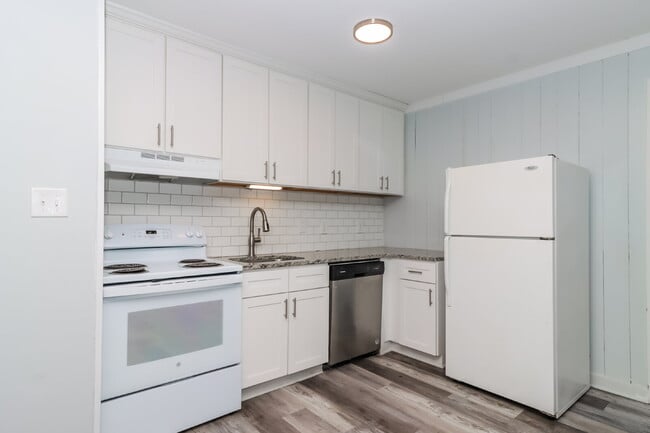 Building Photo - Studio Apartment In Hickory!
