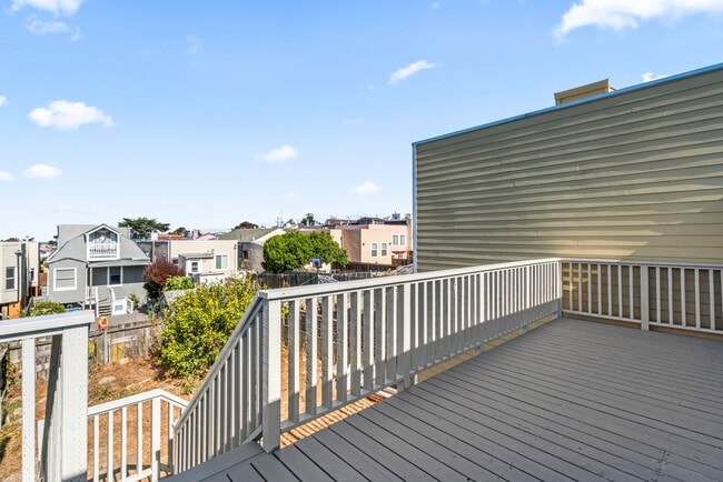 Building Photo - Remodeled 4Bd/2.5Ba Single-Family Home in ...